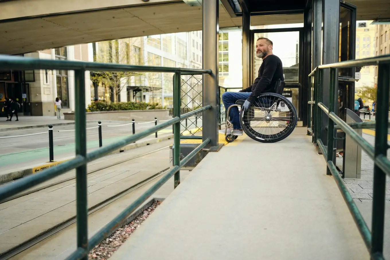 mężczyzna na wózku inwalidzkim w mieście